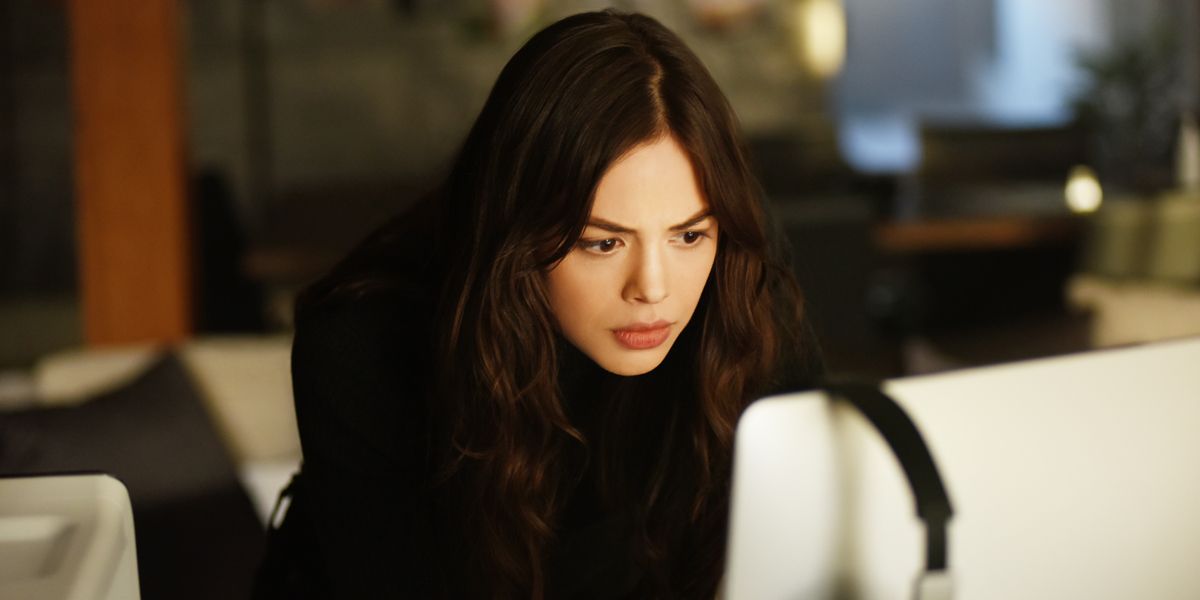 Donna Troy at a computer in Titans