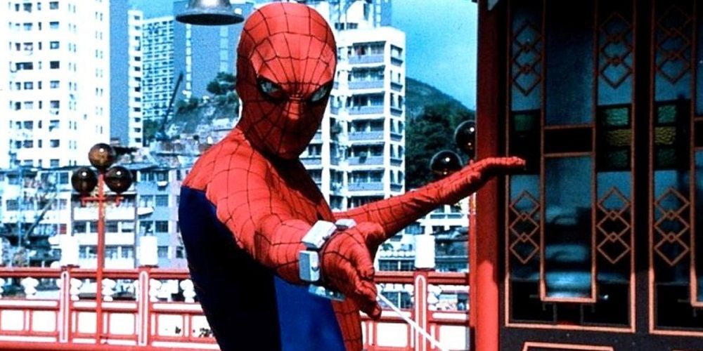 Nicholas Hammond como o Homem-Aranha de The Amazing Spider-Man em um telhado lançando uma teia em direção à câmera
