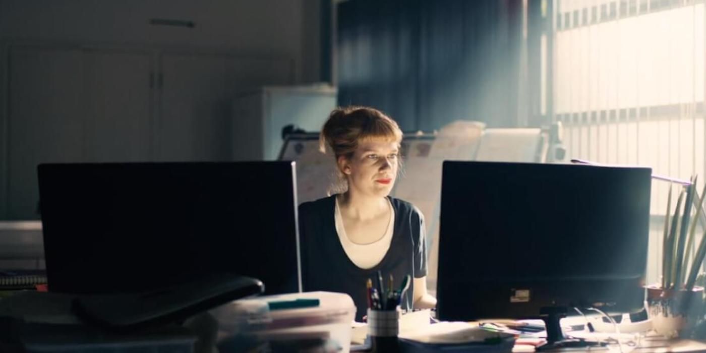Pearl in Bandersnatch looking at computer monitors