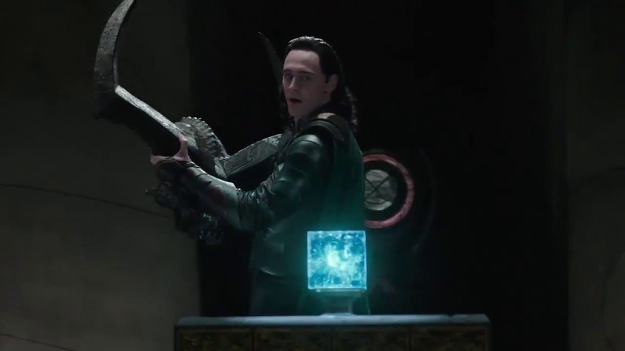 Loki gets distracted by the Tesseract in Thor: Ragnarok