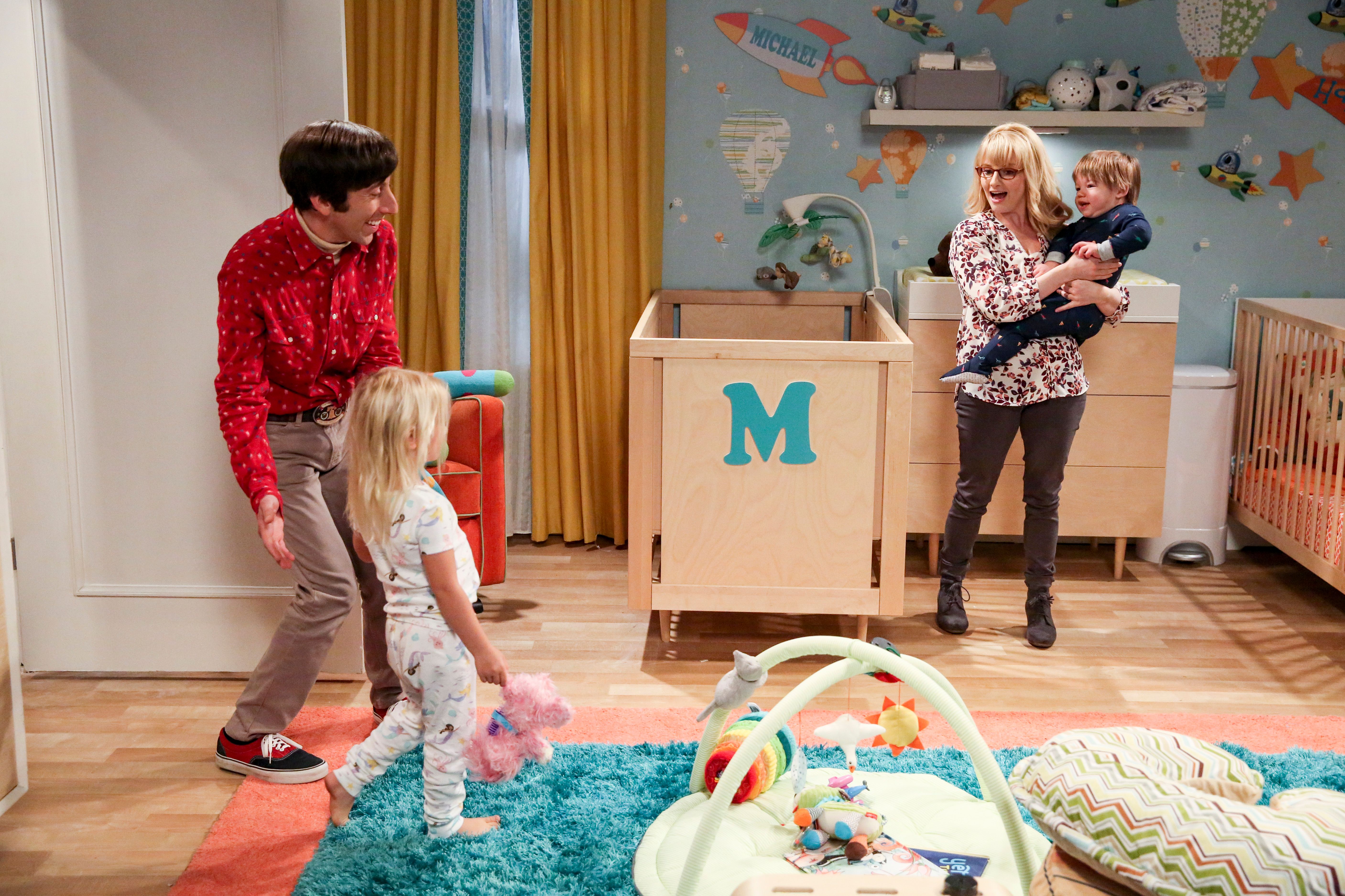 &quot;The Stockholm Syndrome&quot; - Pictured: Howard Wolowitz (Simon Helberg) and Bernadette (Melissa Rauch). Bernadette and Wolowitz leave their kids for the first time, Penny and Leonard try to keep a secret, Sheldon and Amy stick together, and Koothrappali makes a new friend as the gang travels together into an uncharted future, on the series finale of THE BIG BANG THEORY, Thursday, May 16 (8:30 - 9:00PM, ET/PT) on the CBS Television Network. Photo: Michael Yarish/CBS ©2019 CBS Broadcasting,