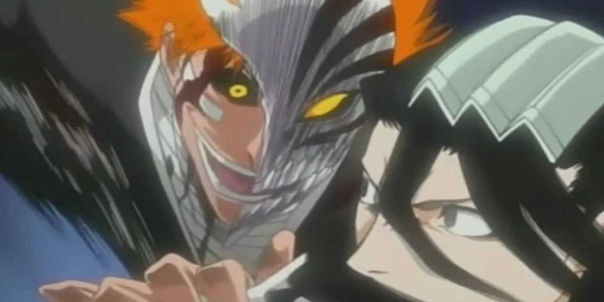 Ichigo ataca Byakuya por trás enquanto sua máscara oca se forma.