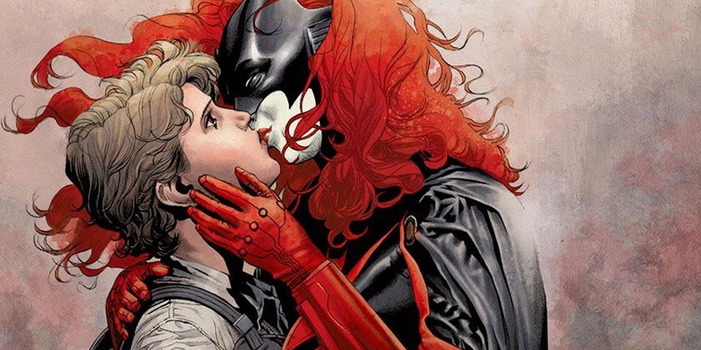 Batwoman and Maggie Sawyer kiss in the New 52