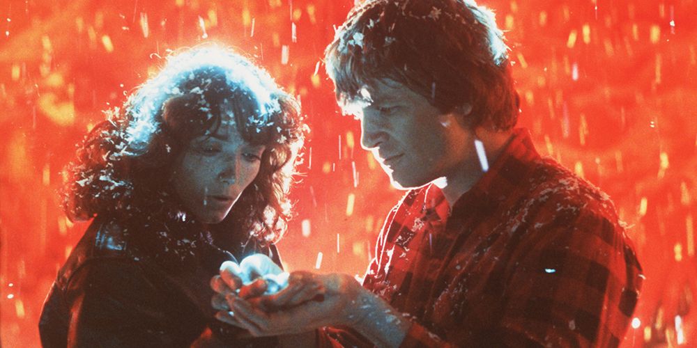 Karen Allen and Jeff Bridges prepare to say goodbye at the end of Starman bathed in the UFOs red light