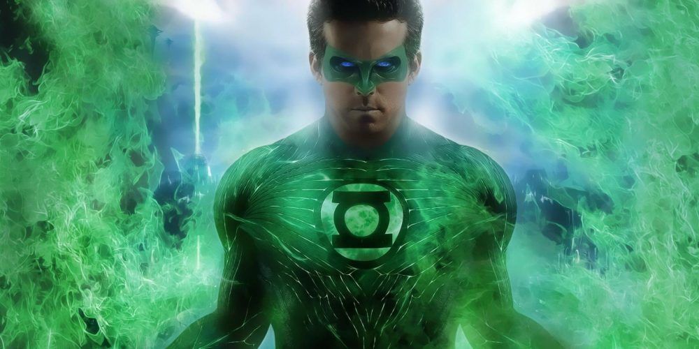Hal Jordan, interpretado por Ryan Reynolds, ganha força em uma cena do Lanterna Verde
