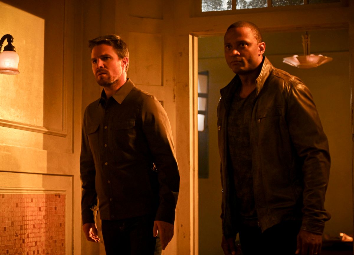 The Monitor Confronts Oliver And Diggle In New Arrow Photos 1885