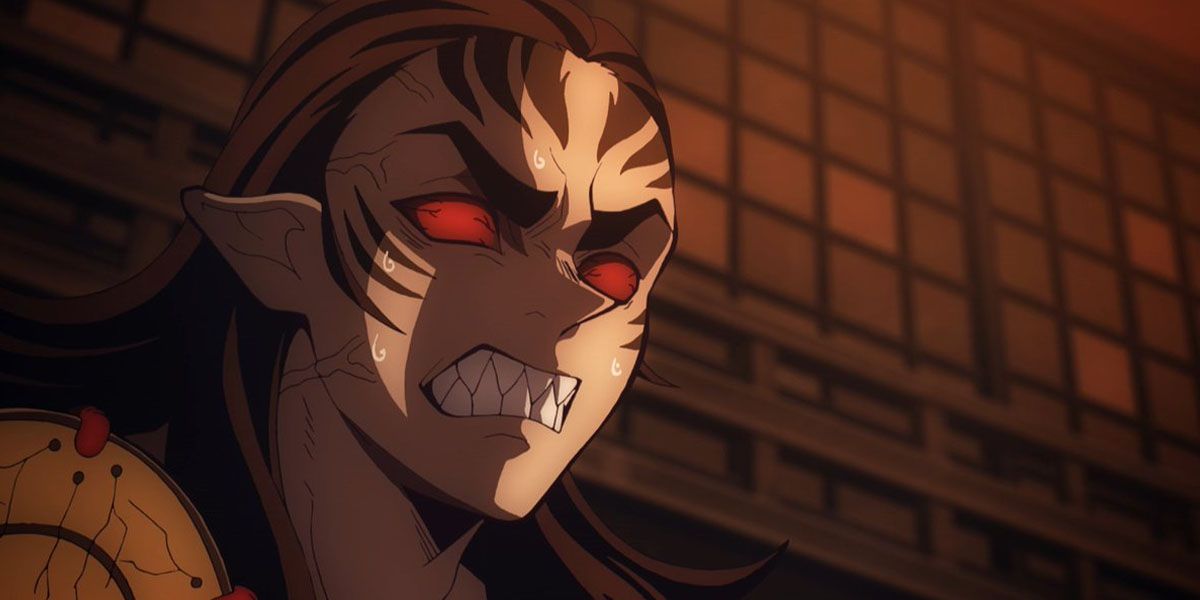 Kyogai rosna de raiva em Demon Slayer.