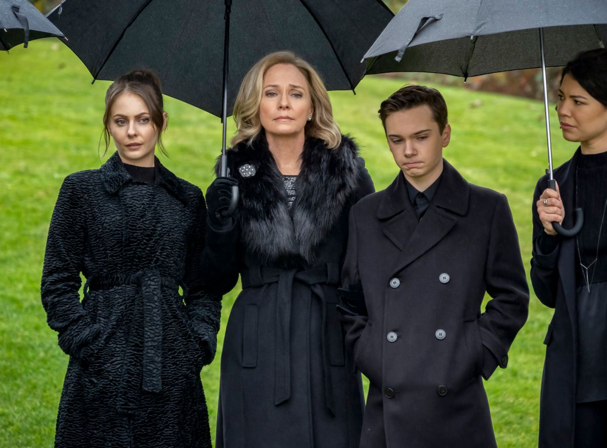 Arrow Series Finale Photos Reveal Return of Felicity, Moira, Mia & More
