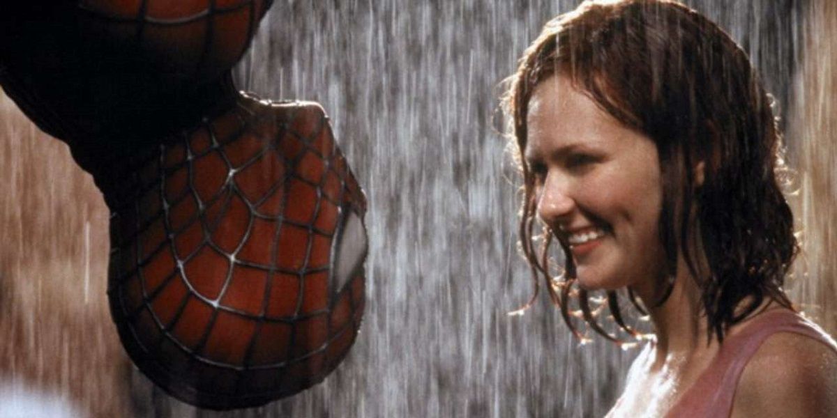 Spider-Man and Mary Jane about to kiss in Raimi's Spider-Man film.
