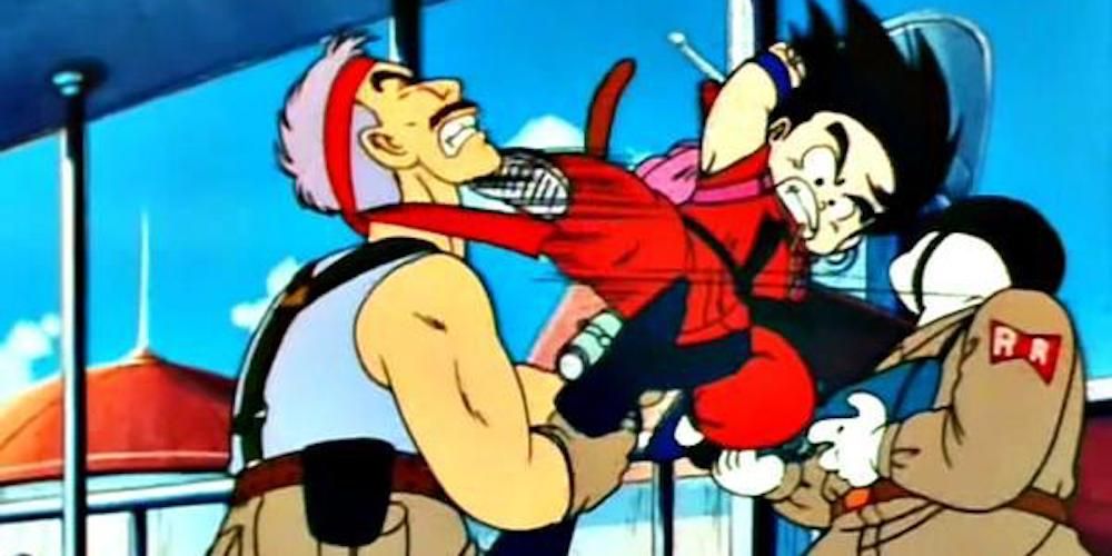Goku donne un coup de pied à un soldat de l'Armée du ruban rouge dans Dragon Ball