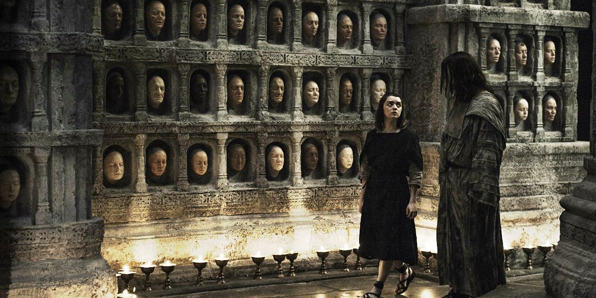 Arya and Jaqen in the Hall of Faces in Game of Thrones.