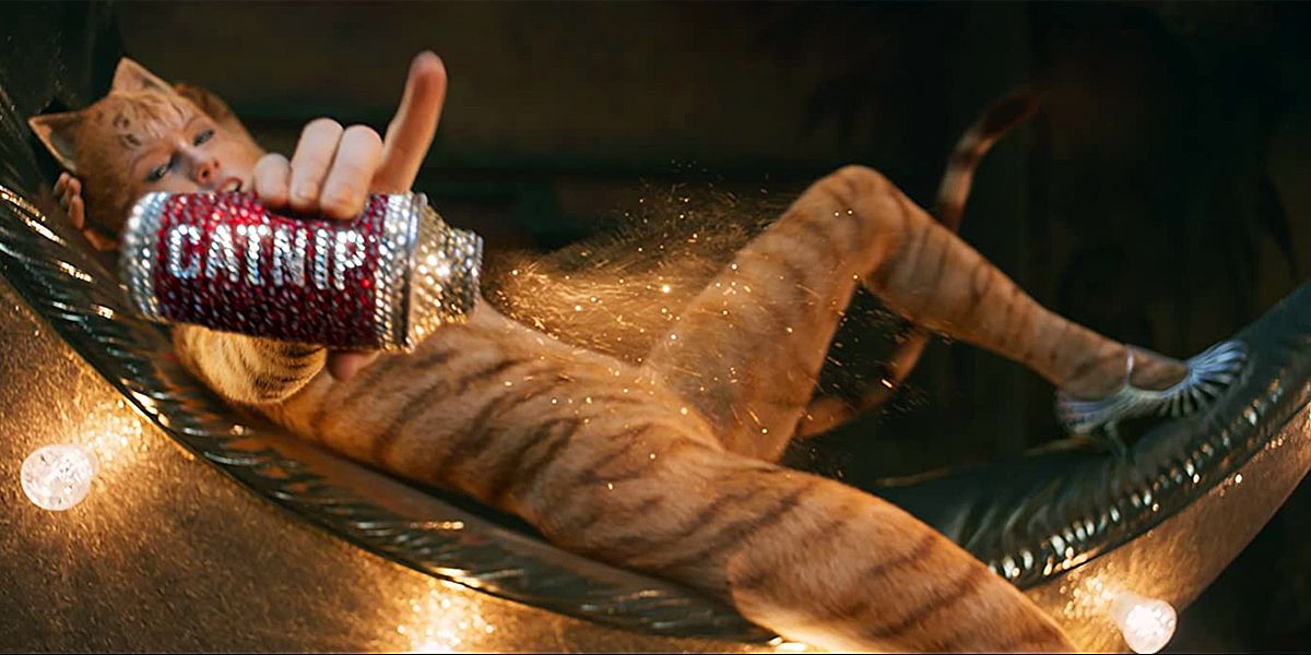 Taylor Swift  as bombalurina holding a catnip can in Cats 2019