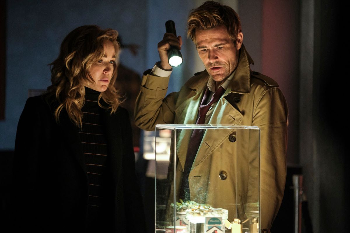 Legends of Tomorrow -- &quot;Swan Thong&quot; -- Image Number: LGN515b_0118b.jpg -- Pictured (L-R): Caity Lotz as Sara Lance/White Canary and Matt Ryan as Constantine -- Photo: Bettina Strauss/The CW -- © 2020 The CW Network, LLC. All Rights Reserved.