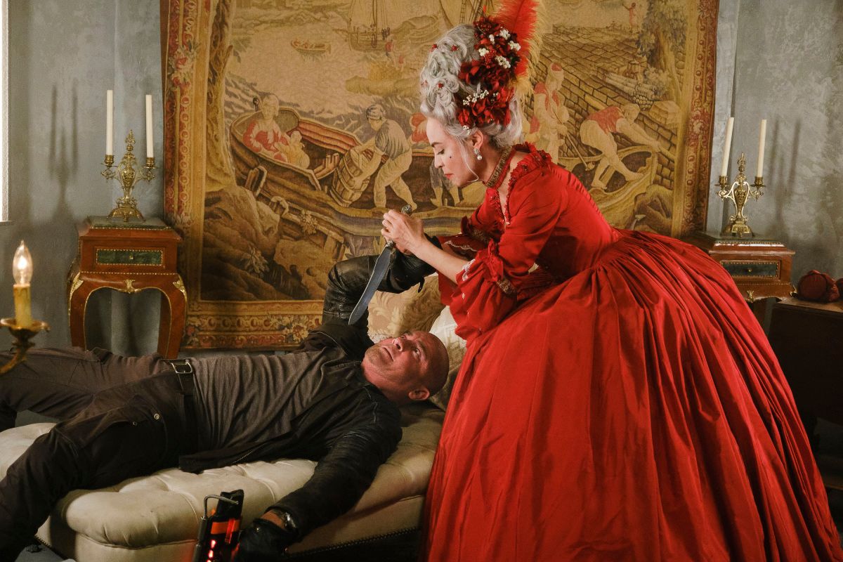 Legends of Tomorrow -- &quot;Swan Thong&quot; -- Image Number: LGN515c_0232b.jpg -- Pictured (L-R): Dominic Purcell as Mick Rory/Heatwave and Courtney Ford as Marie Antoinette -- Photo: Bettina Strauss/The CW -- © 2020 The CW Network, LLC. All Rights Reserved.