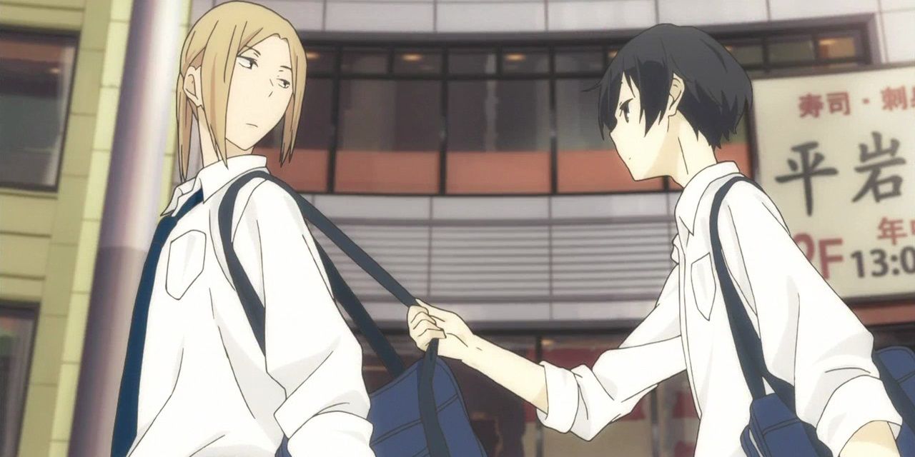 Tanaka holding ohta's bag strap in tanaka-kun is always restless