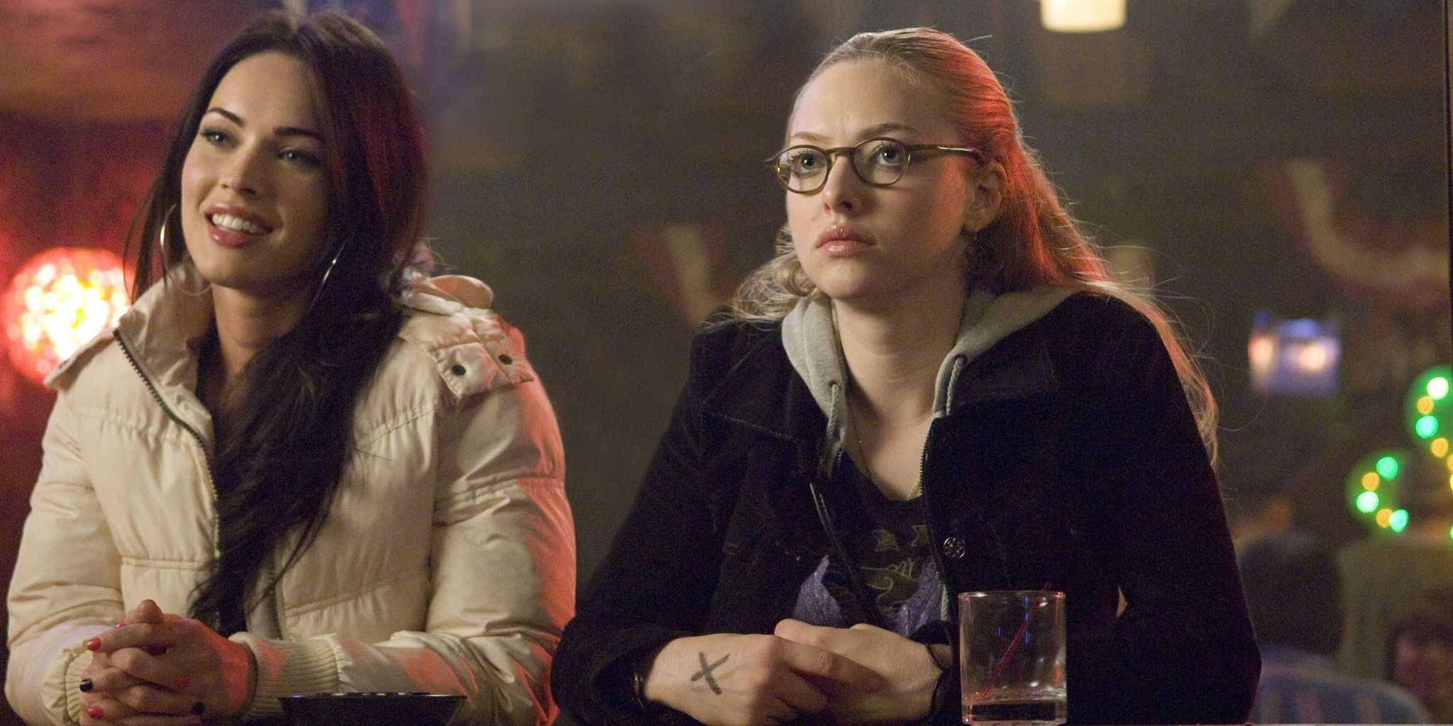 Jennifer e Needy sentam-se juntos em um bar no Jennifer's Body.