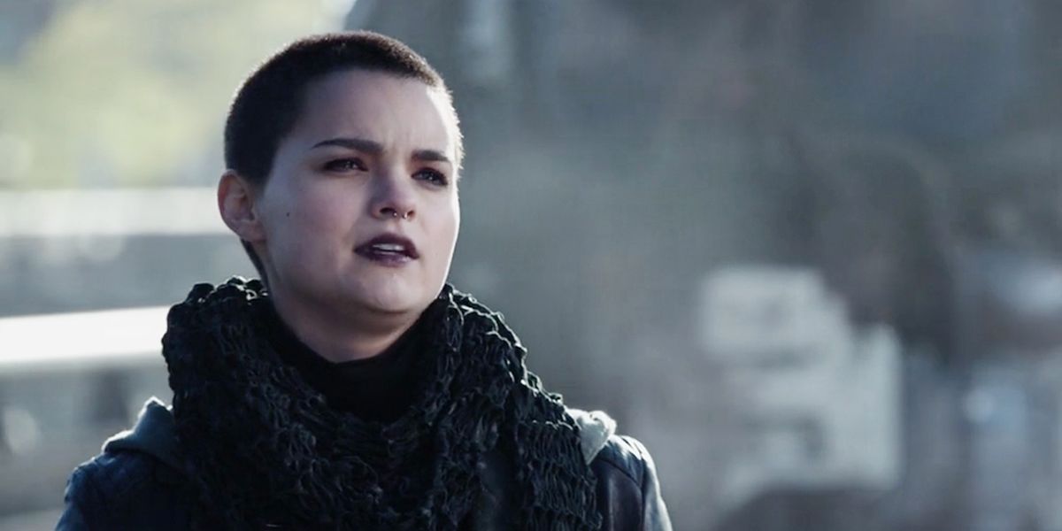 Negasonic Teenage Warhead fala com Deadpool no primeiro filme de Deadpool.