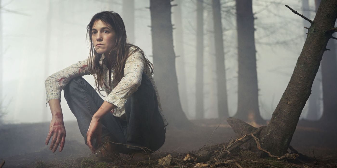 Charlotte Gainsbourg se agacha en el bosque en el Anticristo de Lars Von Trier