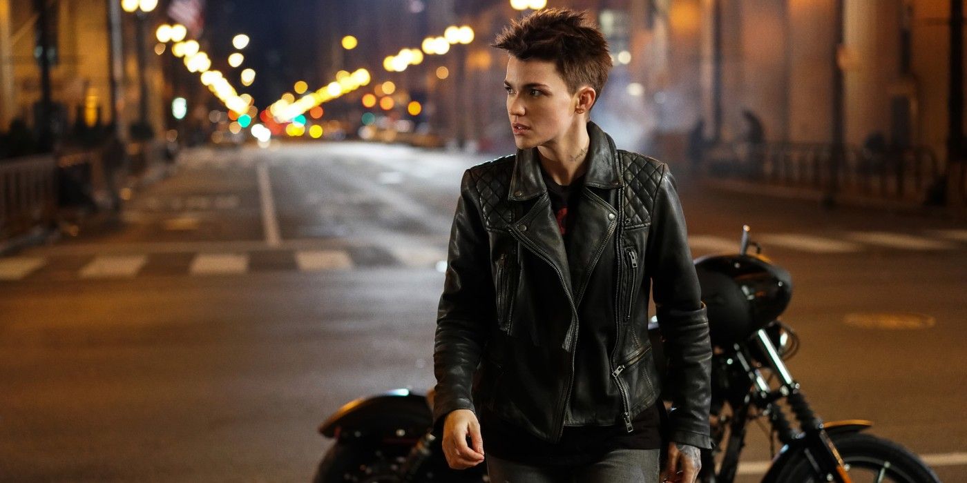 Kate Kane in front of her motorcycle in the Batwoman pilot