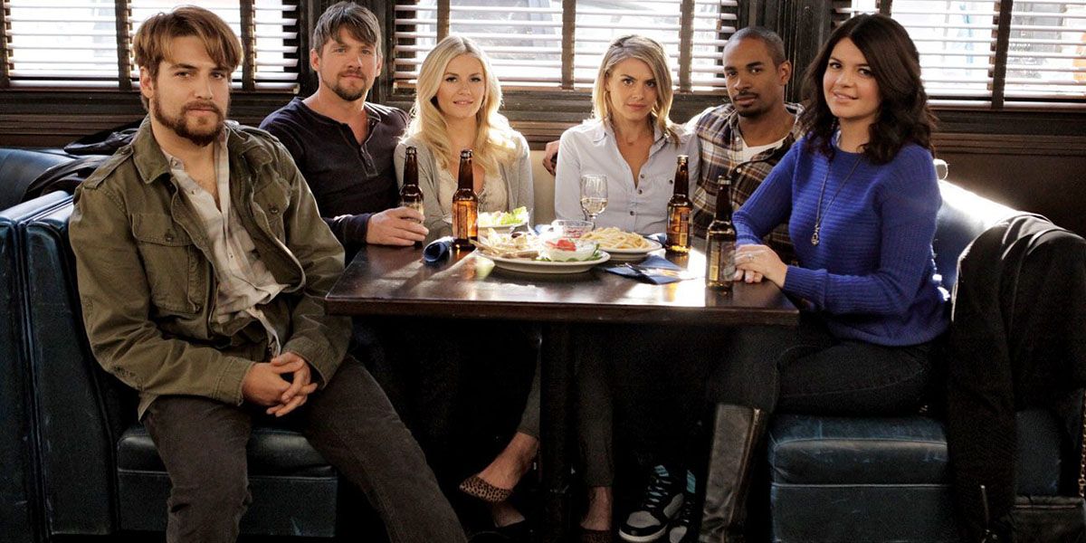 The cast of Happy Endings, seated around a diner table