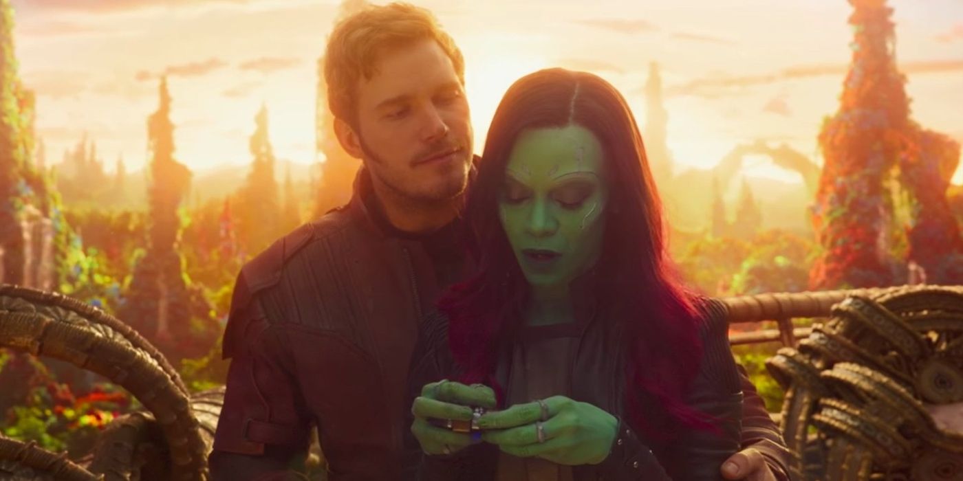 Star-Lord et Gamora debout près des Gardiens de la Galaxie Vol 2