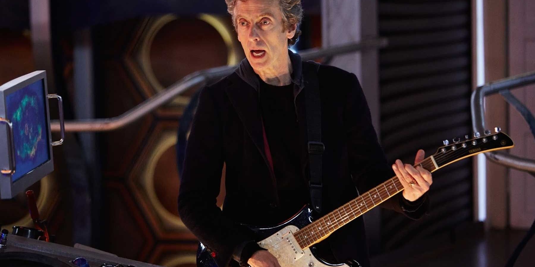 O Décimo Segundo Doutor com uma guitarra em Doctor Who