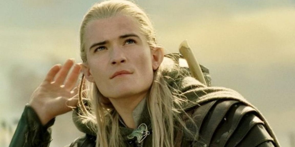 Legolas grabbing an arrow and preparing for battle in The Lord of the Rings