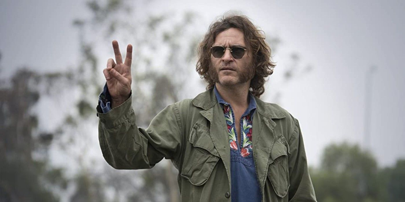 Larry “Doc” Sportello do Inherent vice faz um sinal de paz com a mão direita