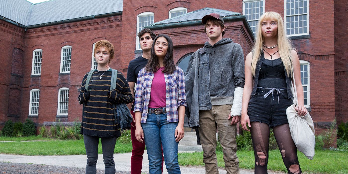 Characters of the New Mutants standing next to each other