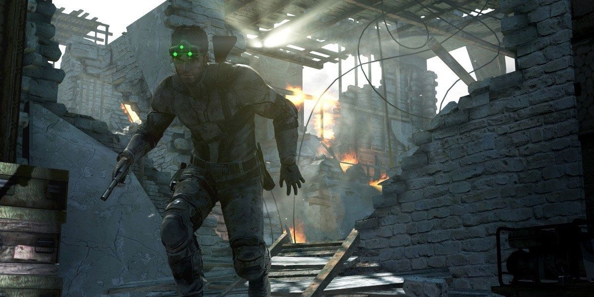 Sam Fisher donning the goggles in Splinter Cell