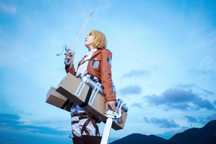 Armin cosplay standing under the sky looking up.
