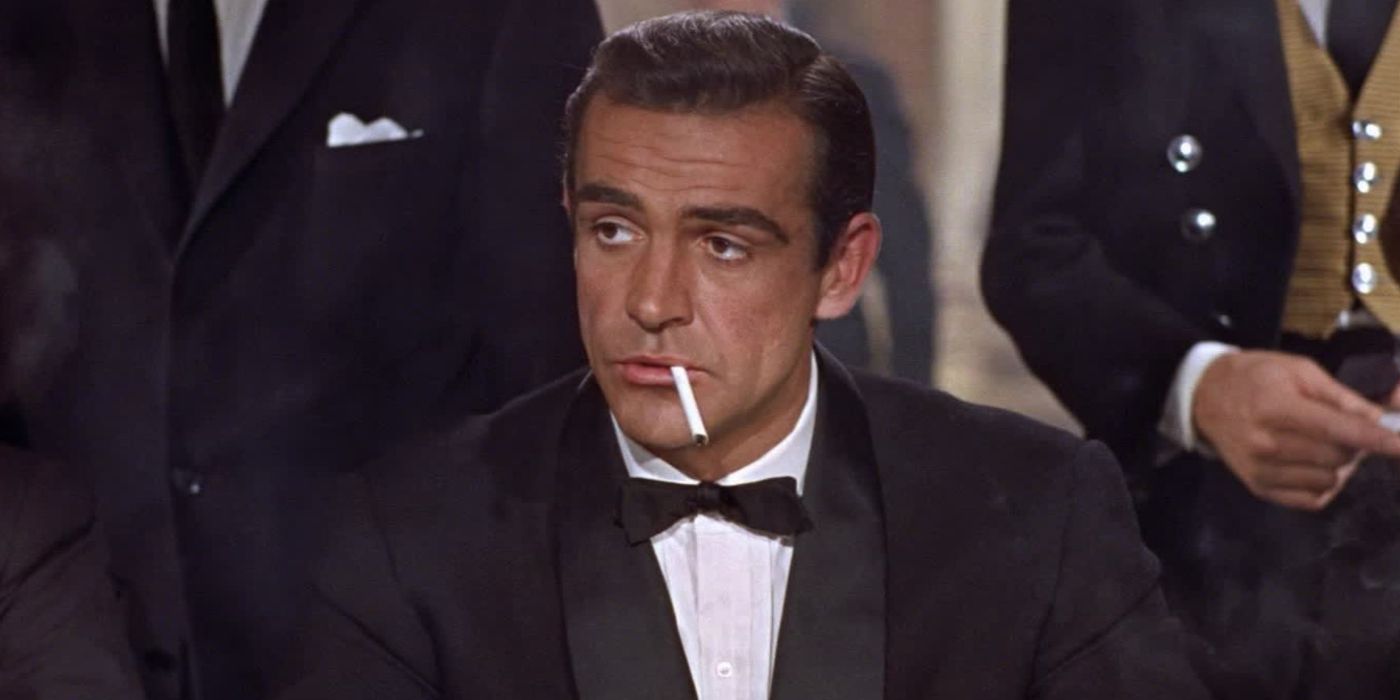 James Bond de Sean Connery avec une cigarette entre les lèvres.