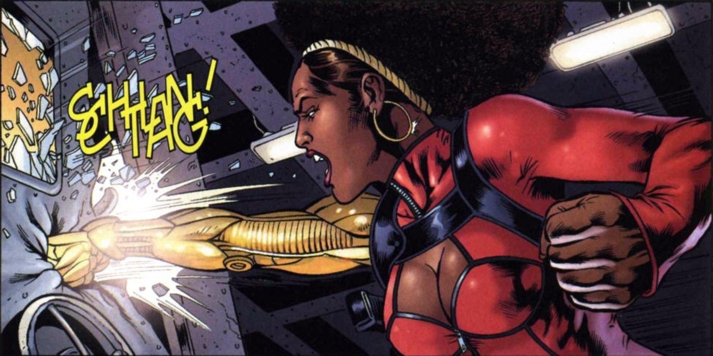 Misty Knight socando uma porta com seu braço biônico.