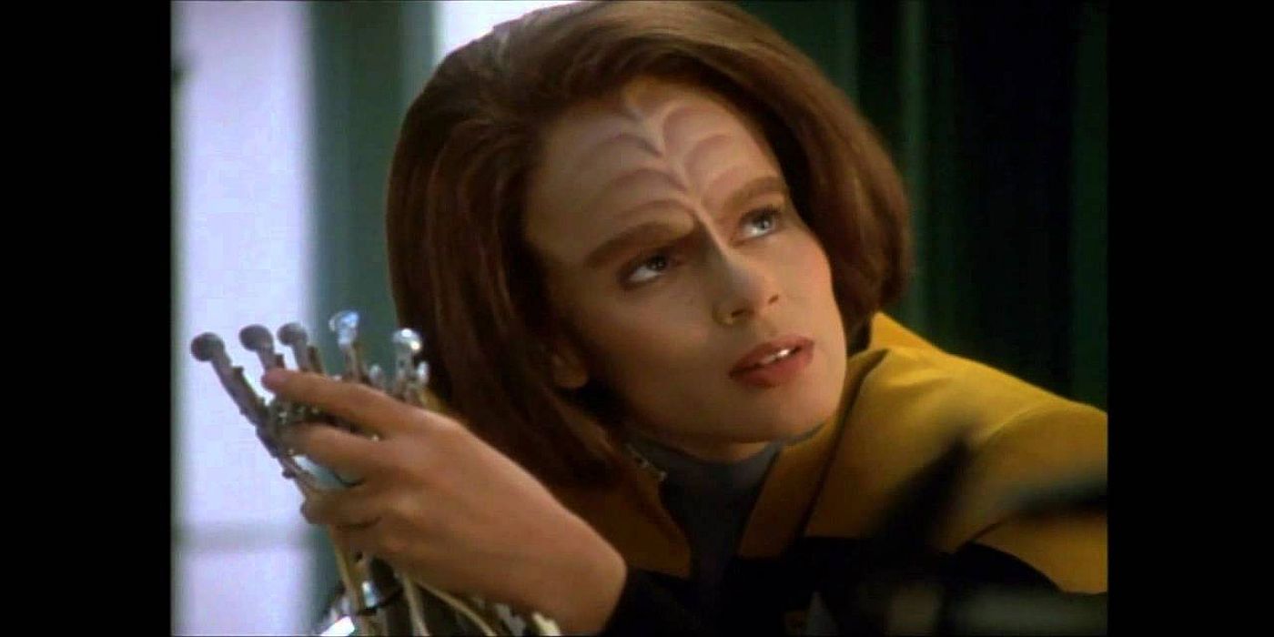 B'Elanna turns all the technobabble into something understandable.