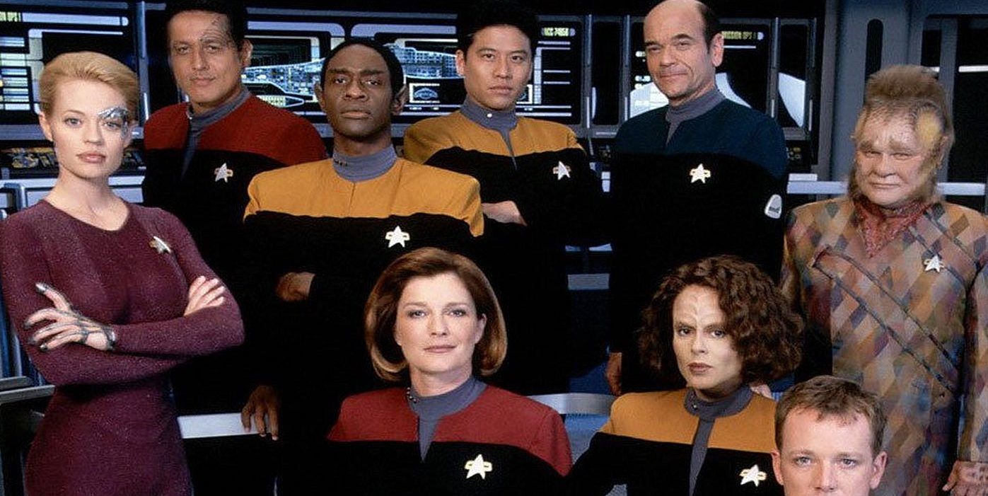Star Trek: Voyager's Crew on the Engineering deck of the U.S.S. Voyager