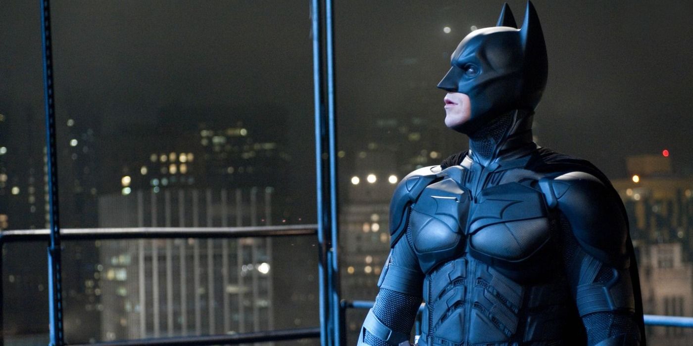 Batman parece deixado em seu batsuit em The Dark Knight Rises.