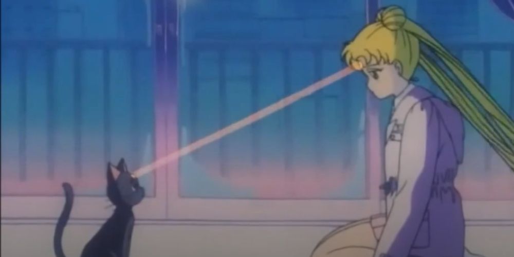Luna uses the crescent moon on her forehead to give Usagi her memories back