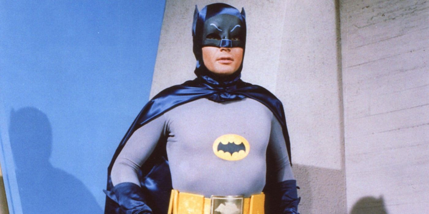 Adam West como Batman com as mãos na cintura