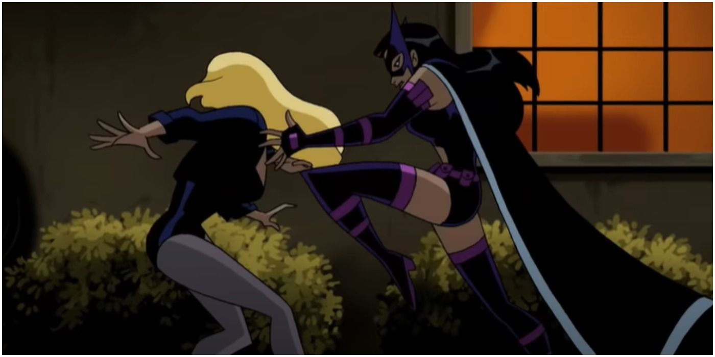 Huntress kneeing Black Canary's head