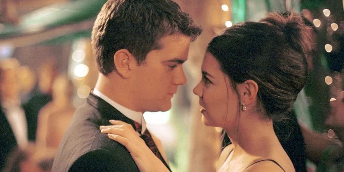 Joey and Pacey dancing in Dawsons Creek
