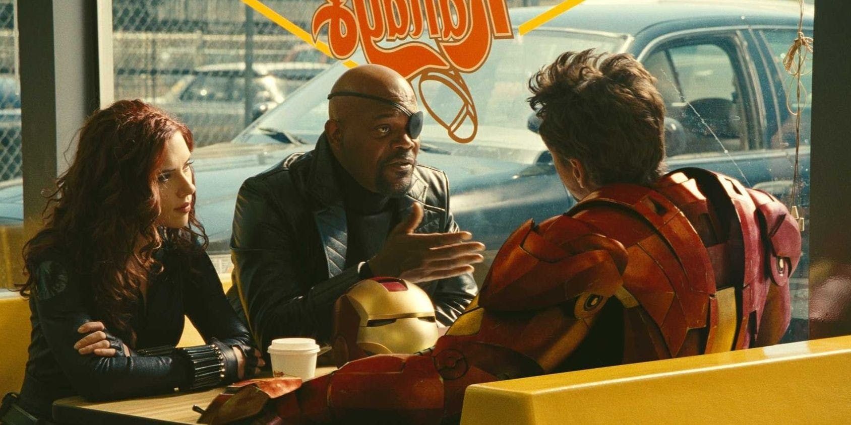 Viúva Negra e Nick Fury conversam com o Homem de Ferro em Homem de Ferro 2.