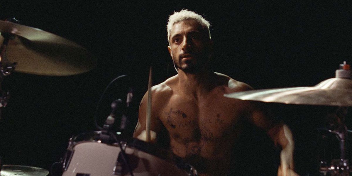 Riz Ahmed toca bateria sem camisa em Sound of Metal