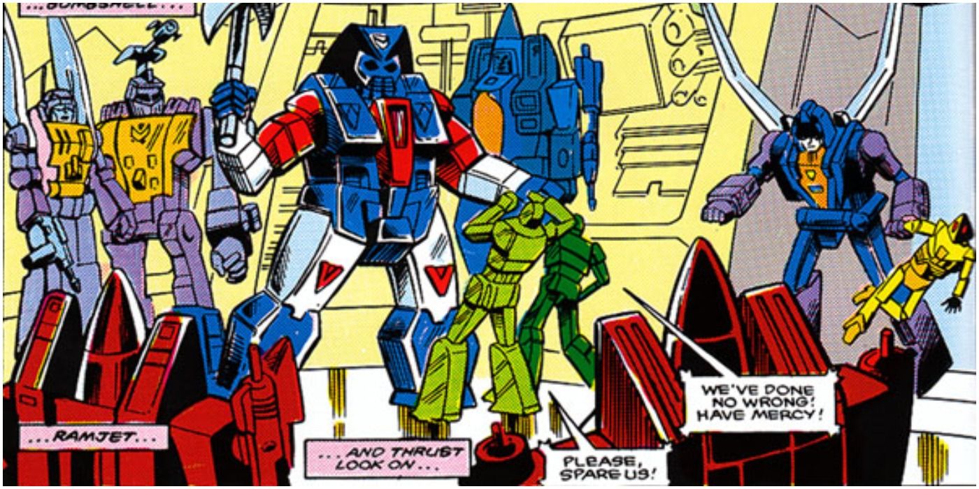 Straxus nos quadrinhos G1 Transformers atacando uma vítima indefesa.