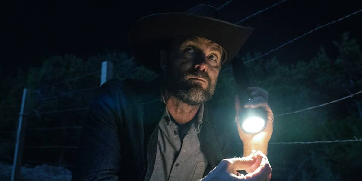 John Dorie shines a flashlight in Fear the Walking Dead