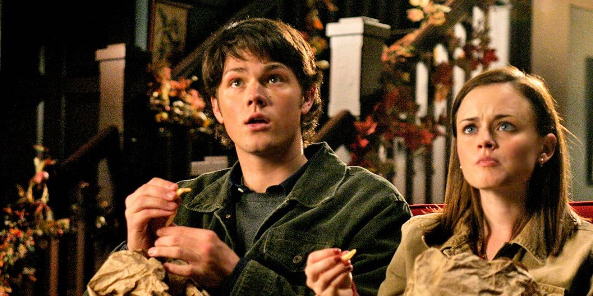 Rory and Dean (Alexis Bledel and Jared Padalecki) sitting and eating on Gilmore Girls