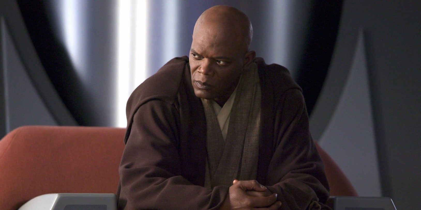 Mace Windu sentado no Conselho Jedi reunido em Guerra nas Estrelas