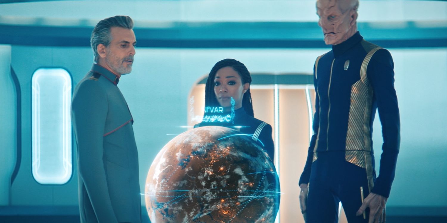 Charles Vance, Michael Burham e Saru olham para um holograma de planeta em Star Trek: Discovery