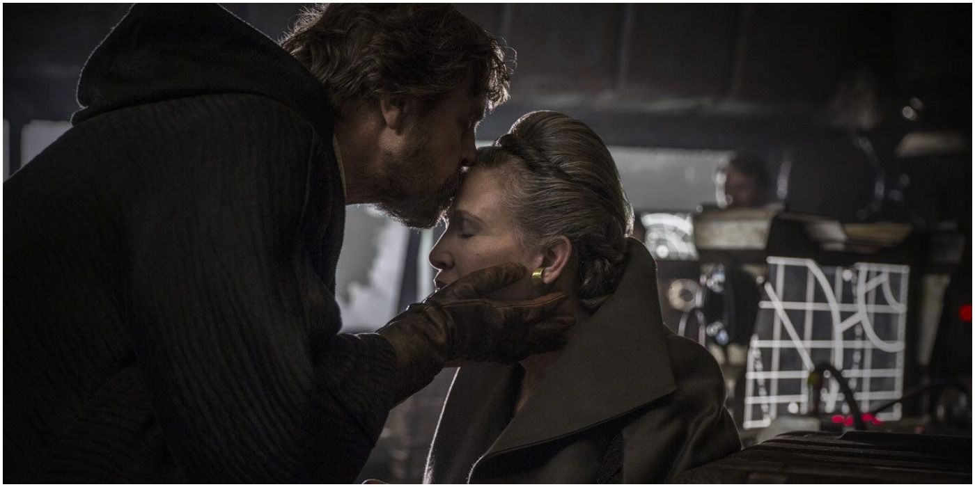 Last Jedi Luke kisses Leia on the forehead