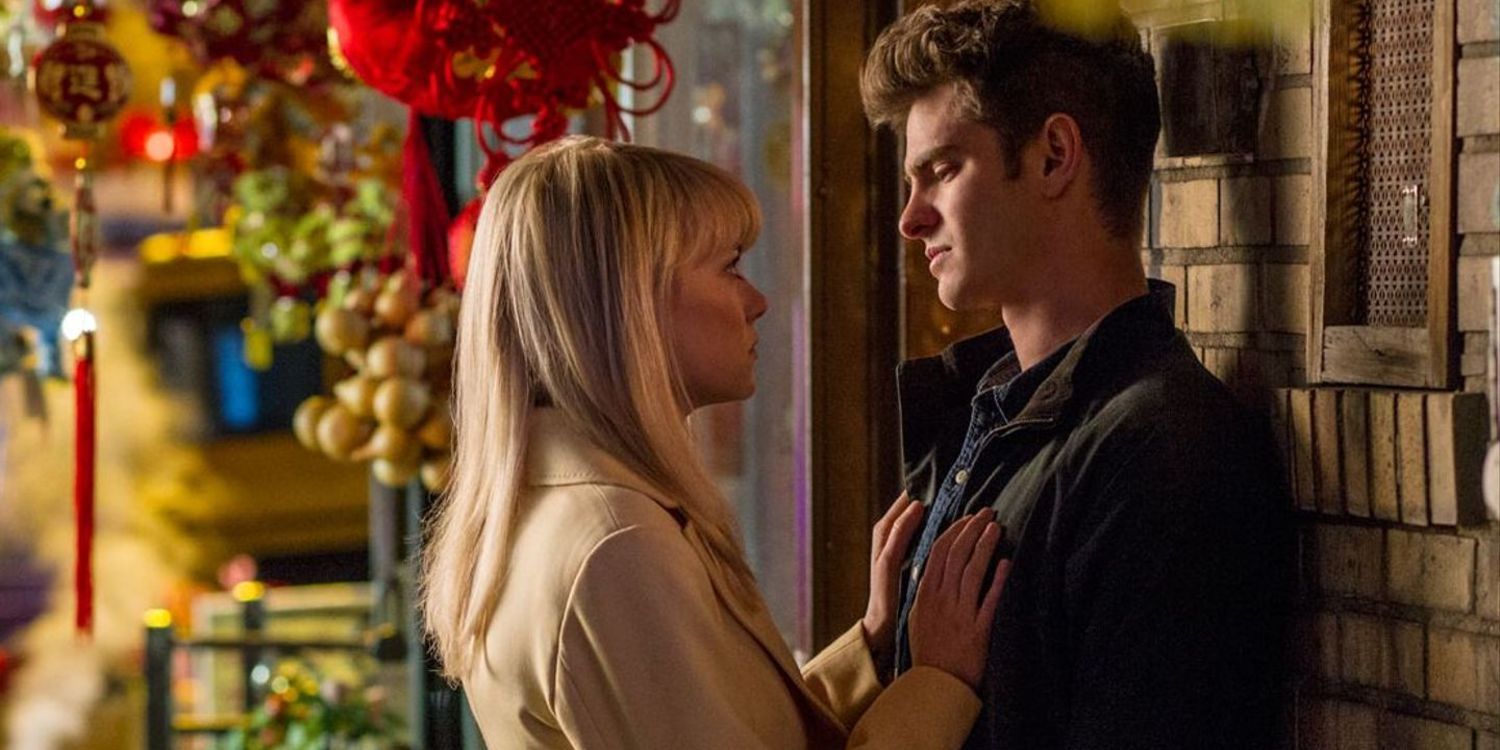 Peter Parker and Gwen Stacy embracing in The Amazing Spider-Man 2