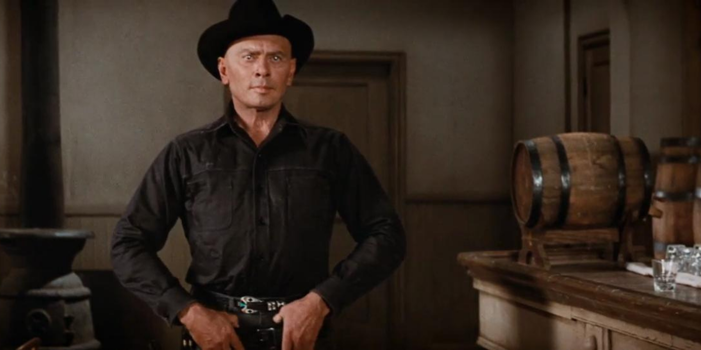 Yul Brynner in Westworld as the gunslinger dressed in all black with his hands on his belt.